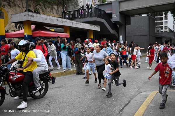 Menschen laufen in einer Straße nach einem Erdbeben in Venezuela