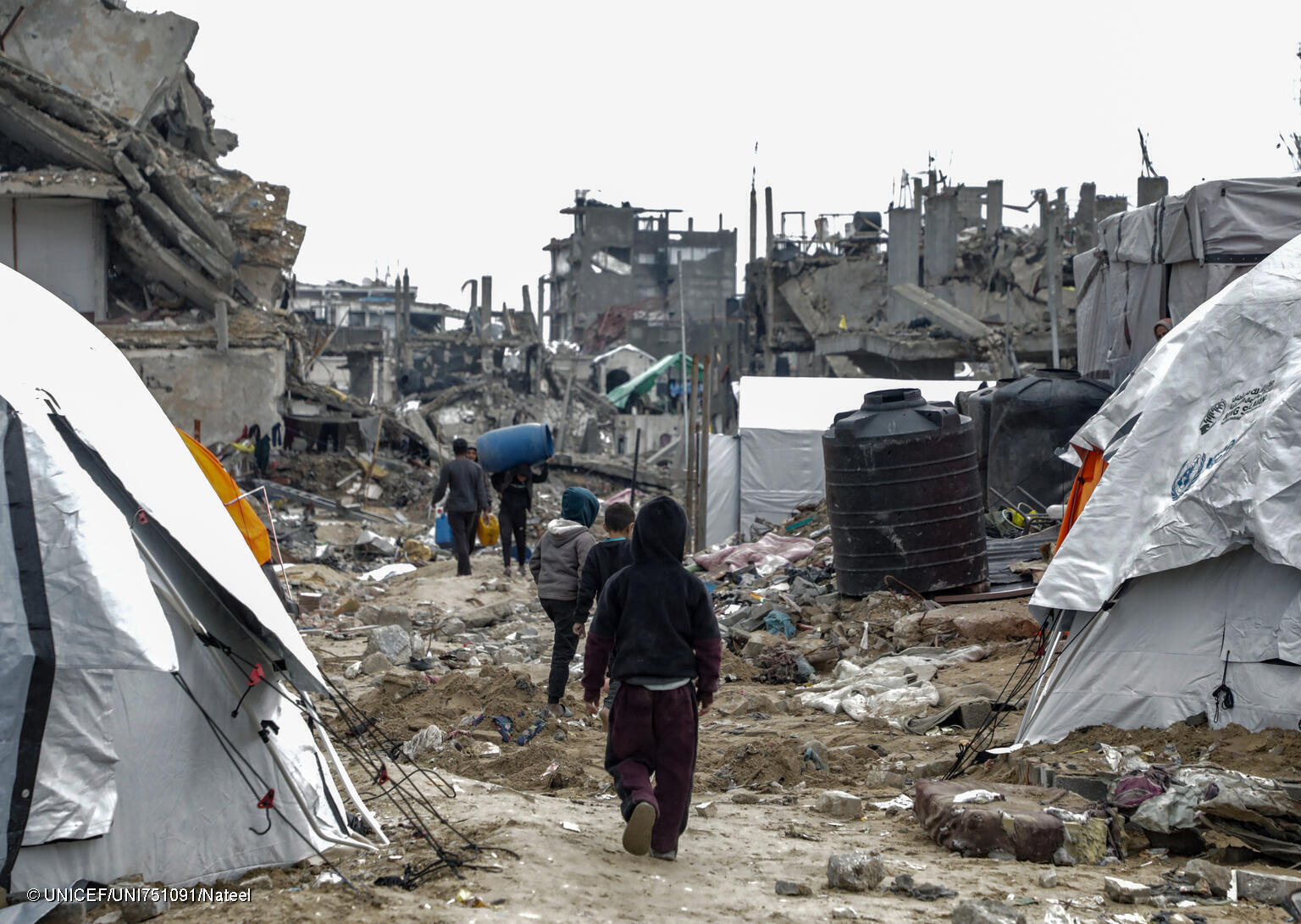 Notunterkünfte und zerbombte Häuser im Gazastreifen.