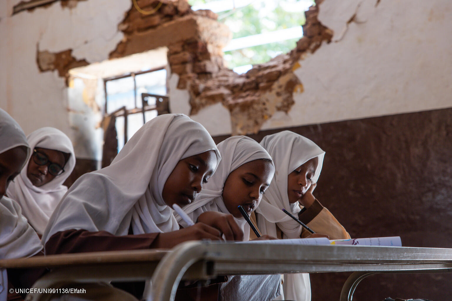 Schülerinnen im Sudan beim Unterricht.
