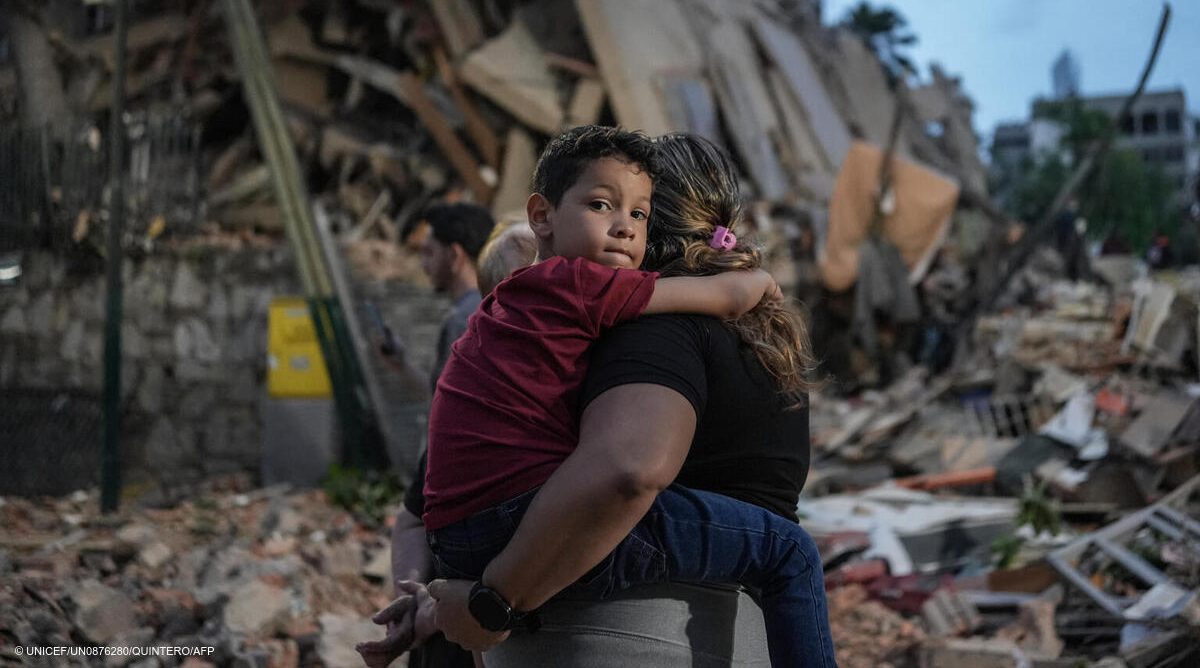 Menschen gehen an einem eingestürzten Gebäude vorbei, das nach einem Erdbeben am 25. Juni 2026 in Caracas eingestürzt ist.