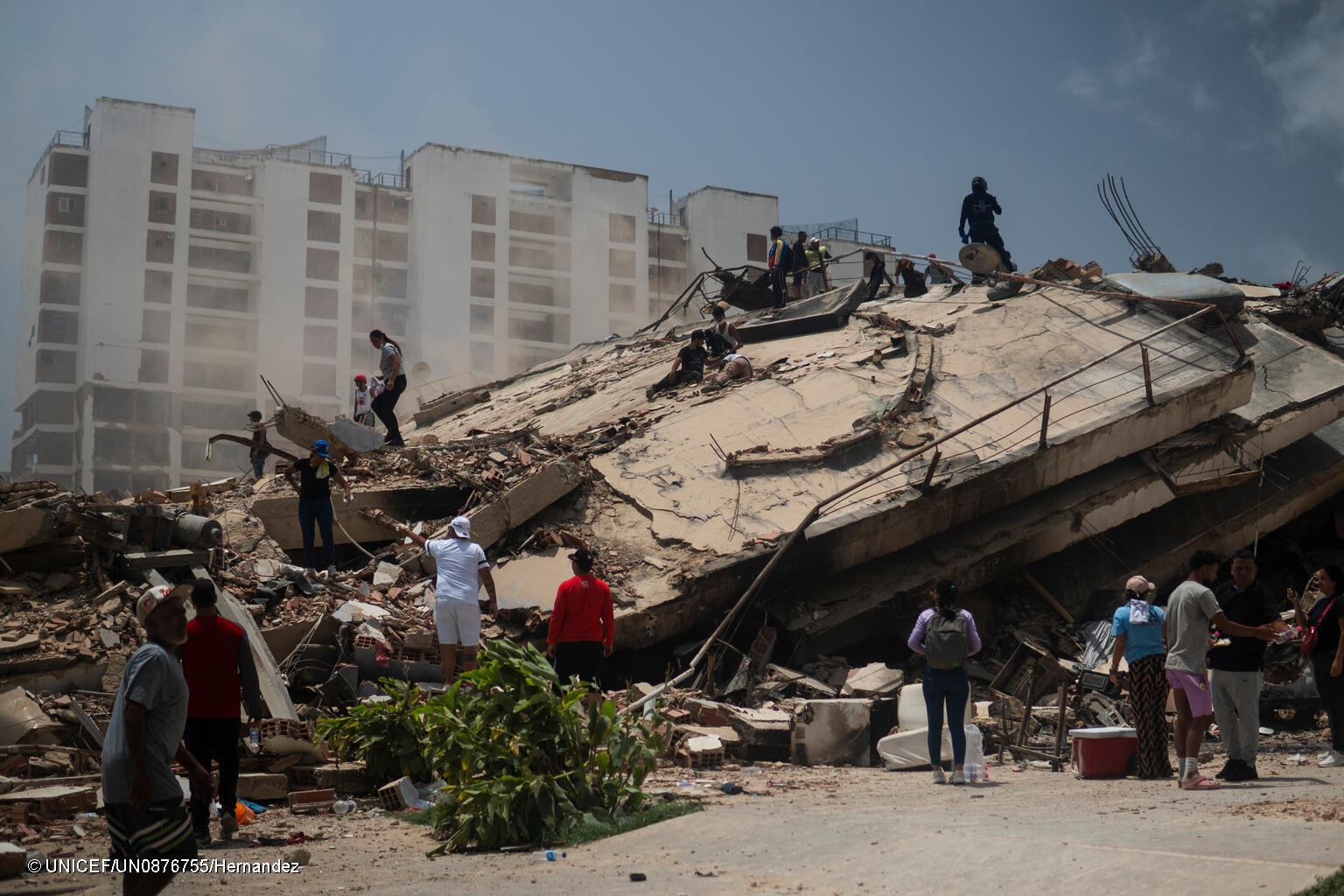 Zerstörtes Haus nach den Erdbeben in Venezuela, Menschen suchen nach Überlebenden,