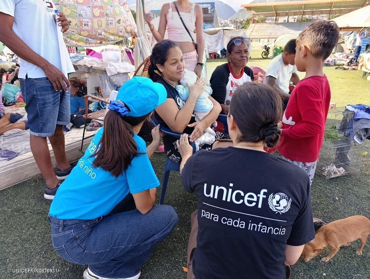 UNICEF Mitarbeitende in Venezuela mit Betroffenen.