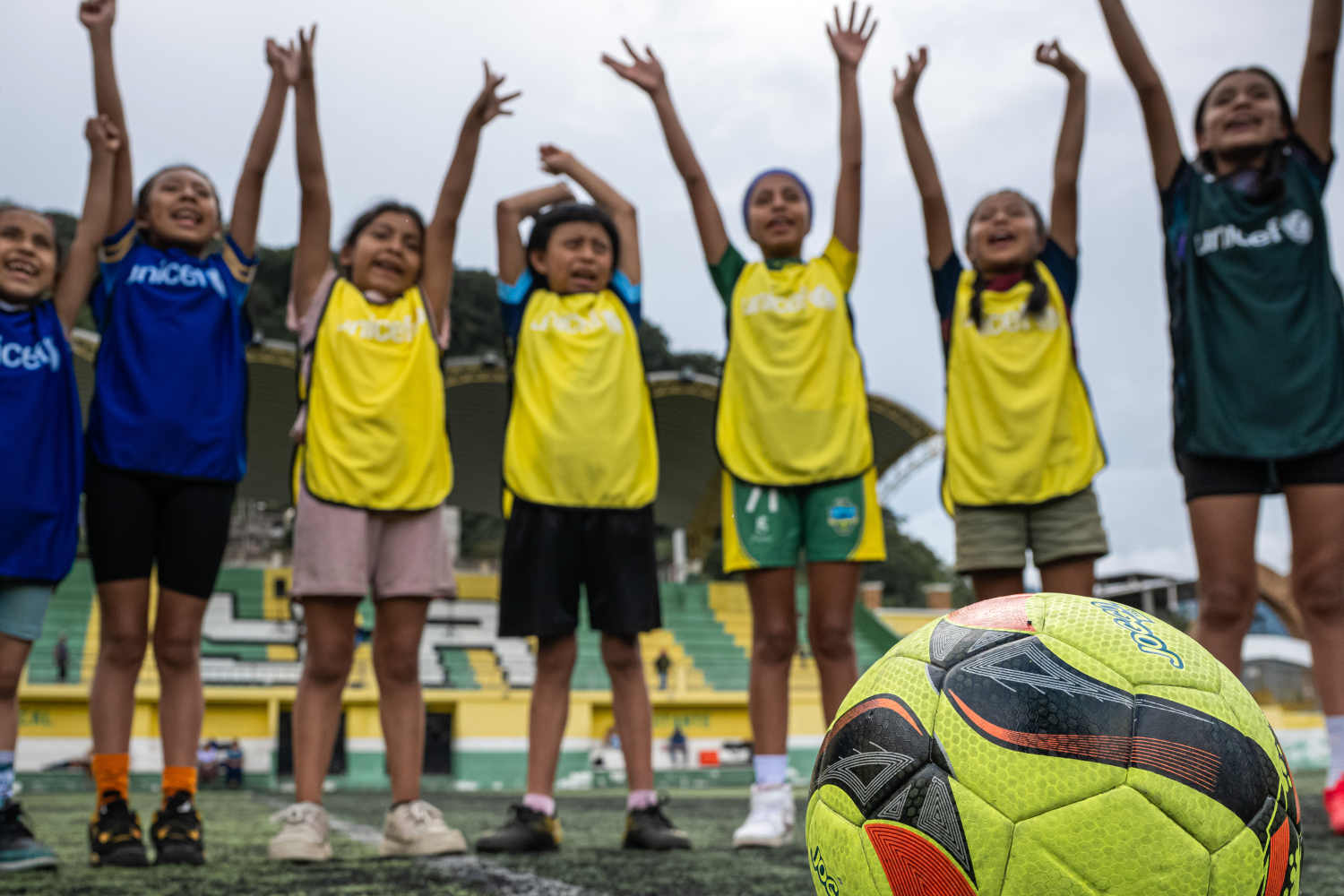 Kinder jubeln beim Fußballspiel in Guatemala.