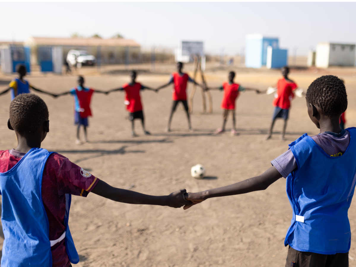 Kinder spielen Fußball im Sudan.