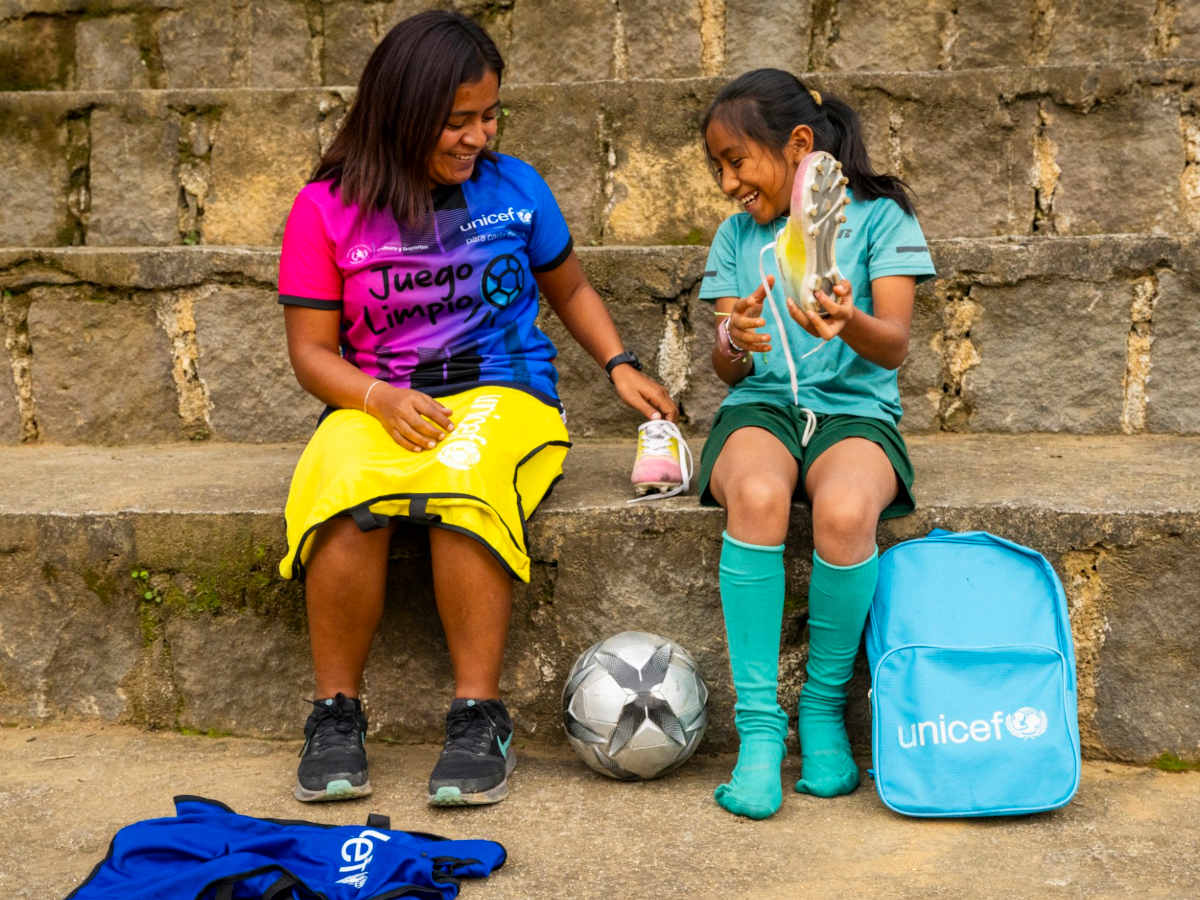 Mädchen und Trainerin beim Fußballspielen in Guatemala.