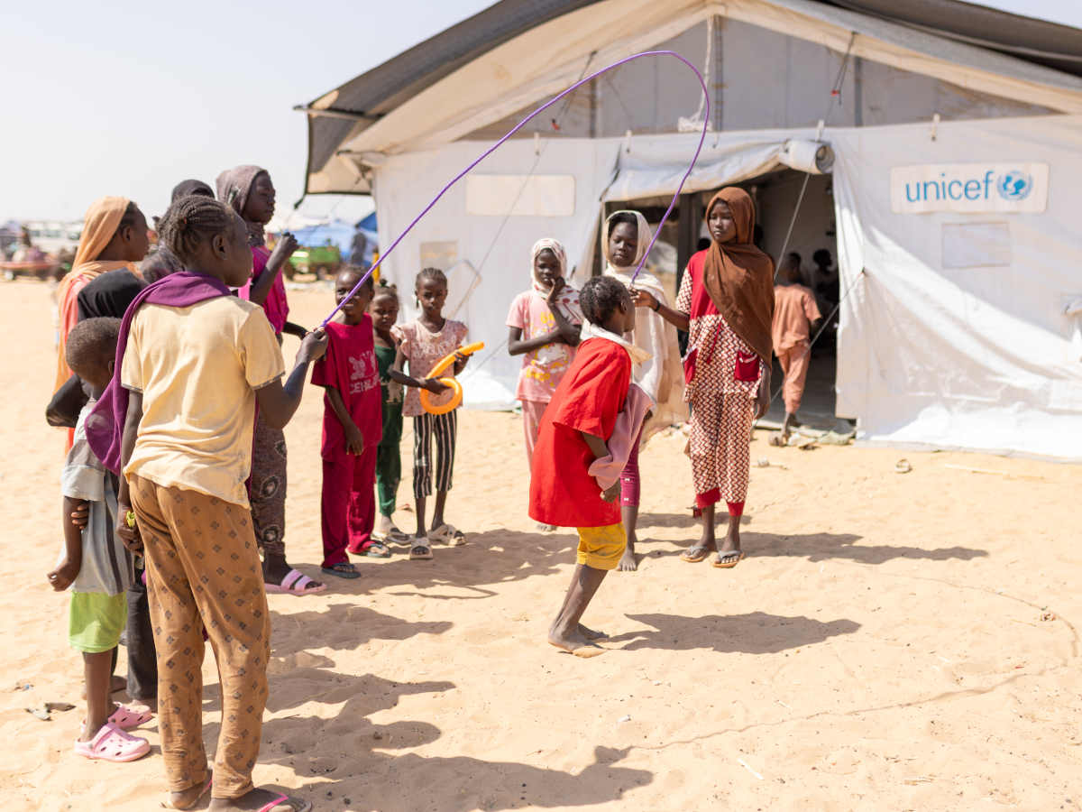 Kinder spielen Seil springen im Camp für Geflüchtete im Sudan.