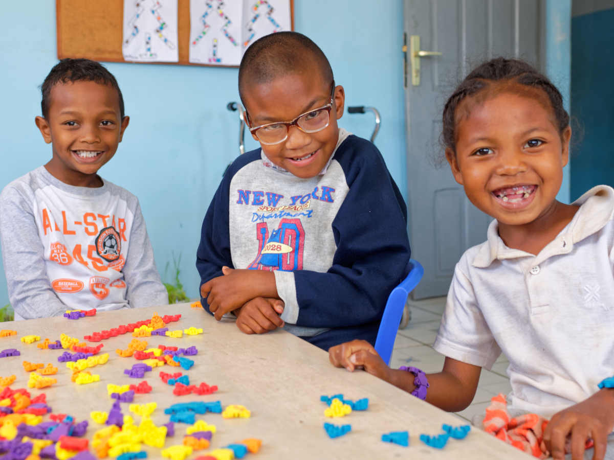 Kinder mit Behinderungen spielen in Madagaskar.