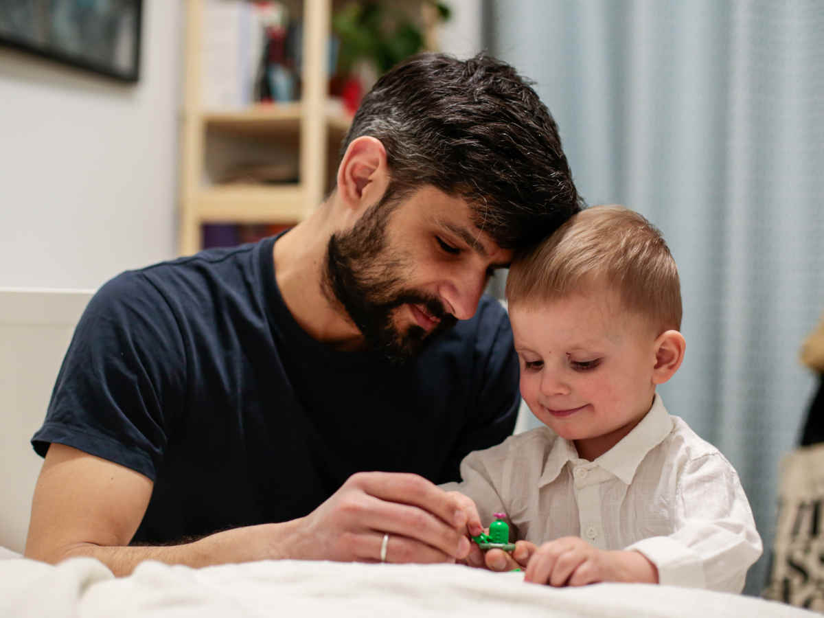 Vater spielt mit seinem kleinen Sohn.