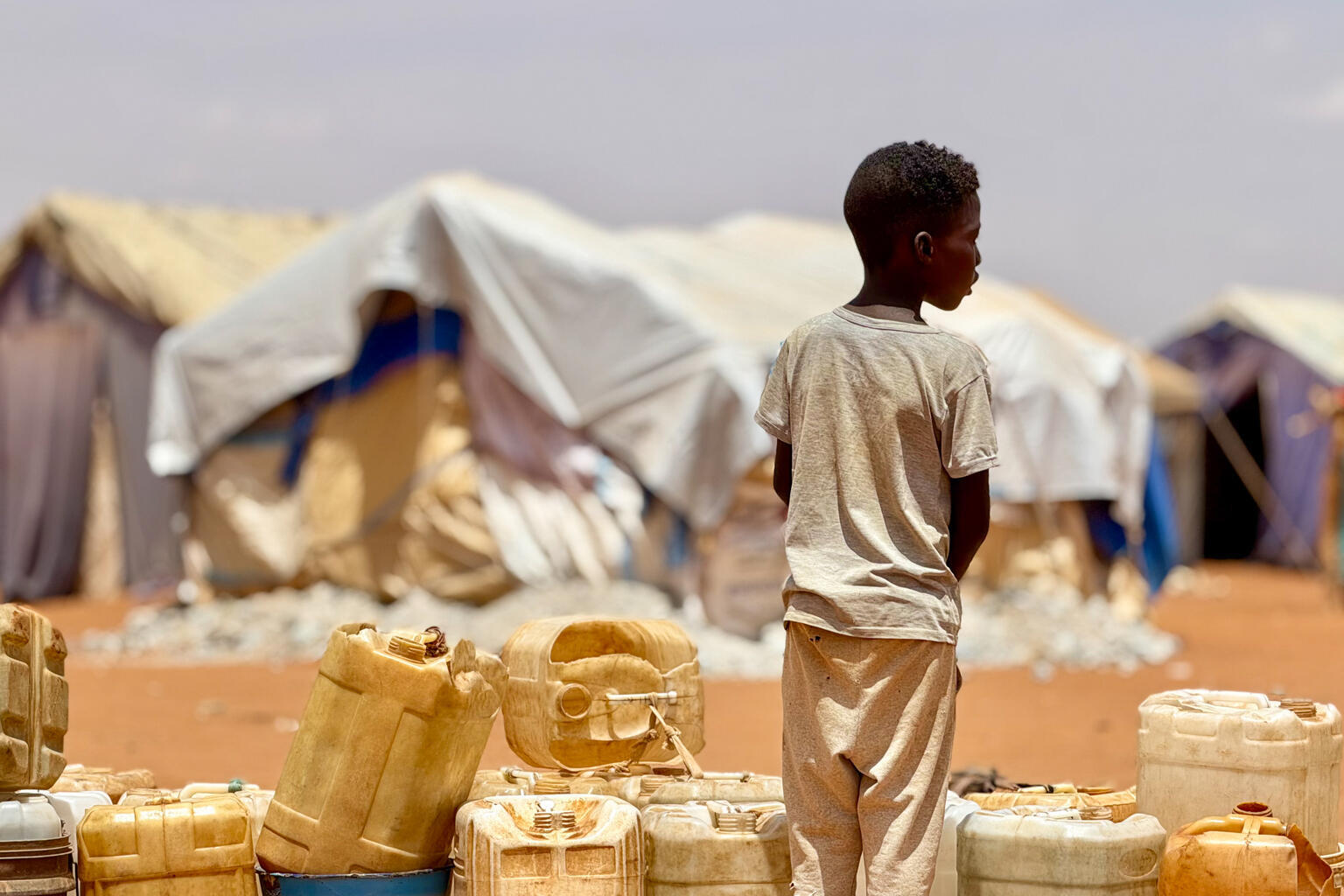 17. Juli: Kinder und Frauen stehen in Al Obeid im sudanesischen Bundesstaat Nord-Kordofan für Wasser an.