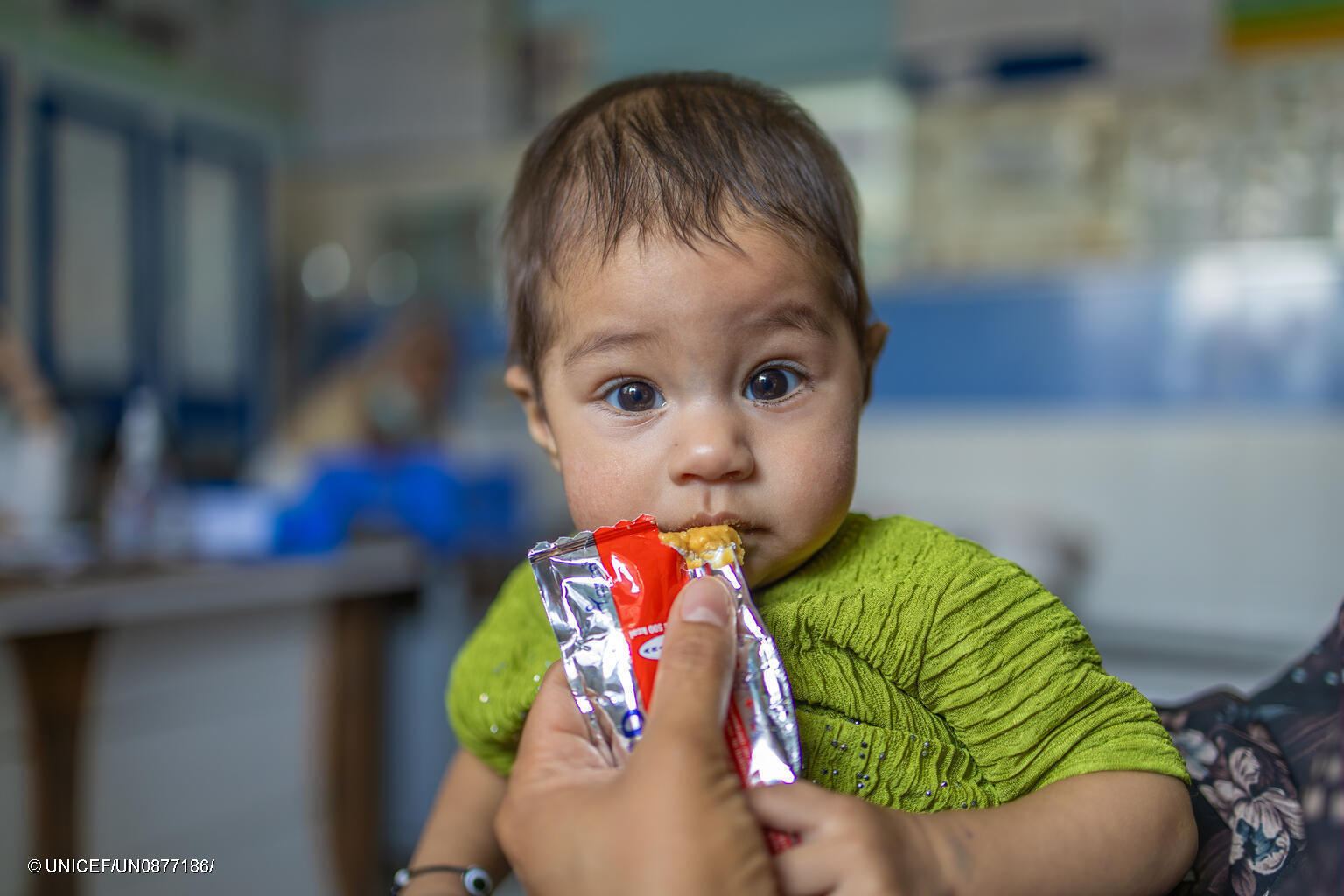 Afghanistan: Ein Bub bekommt Erdnusspaste gegen Mangelernährung.