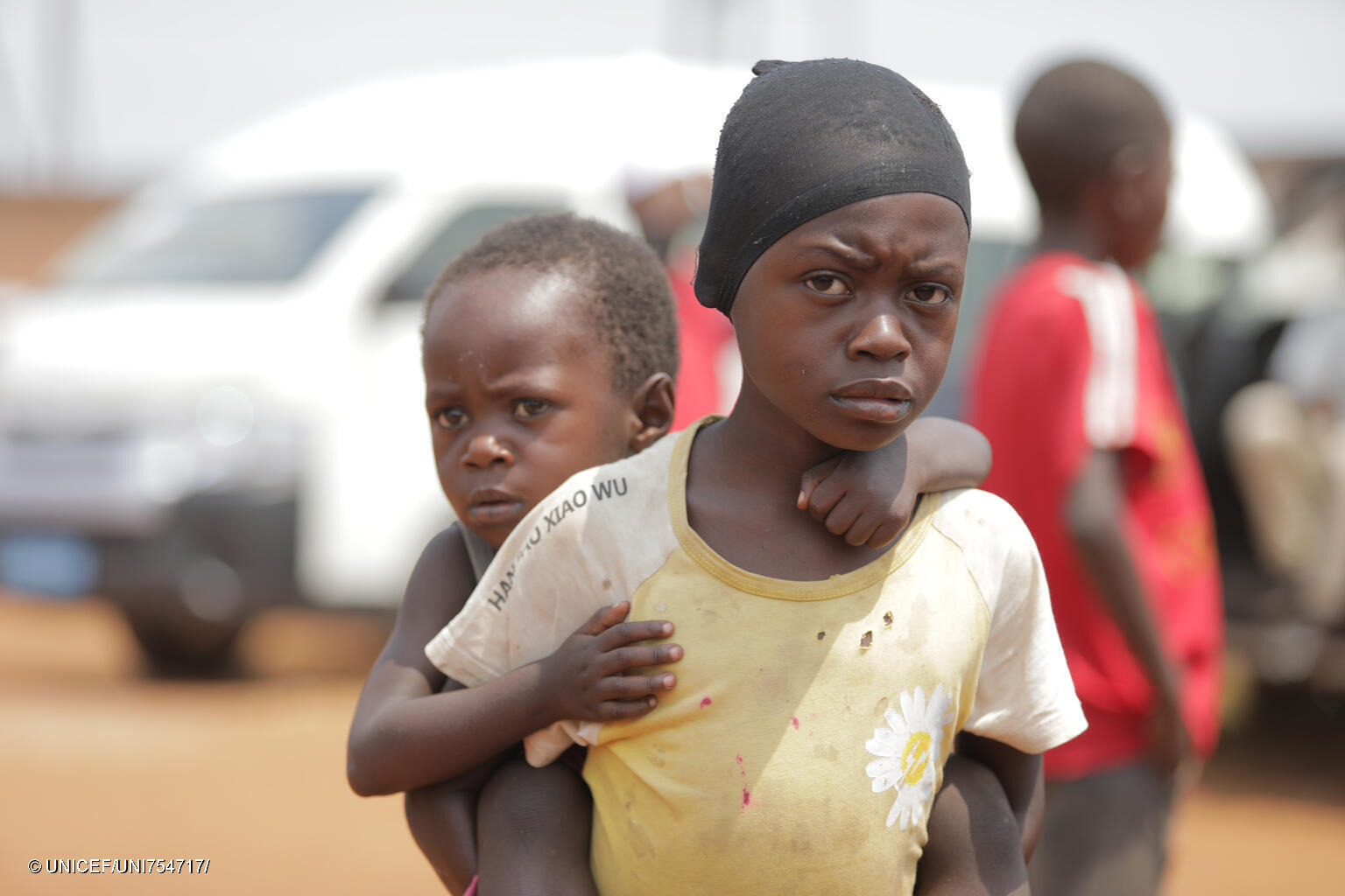 Zwei Brüder in Burundi blicken stoisch in die Kamera.