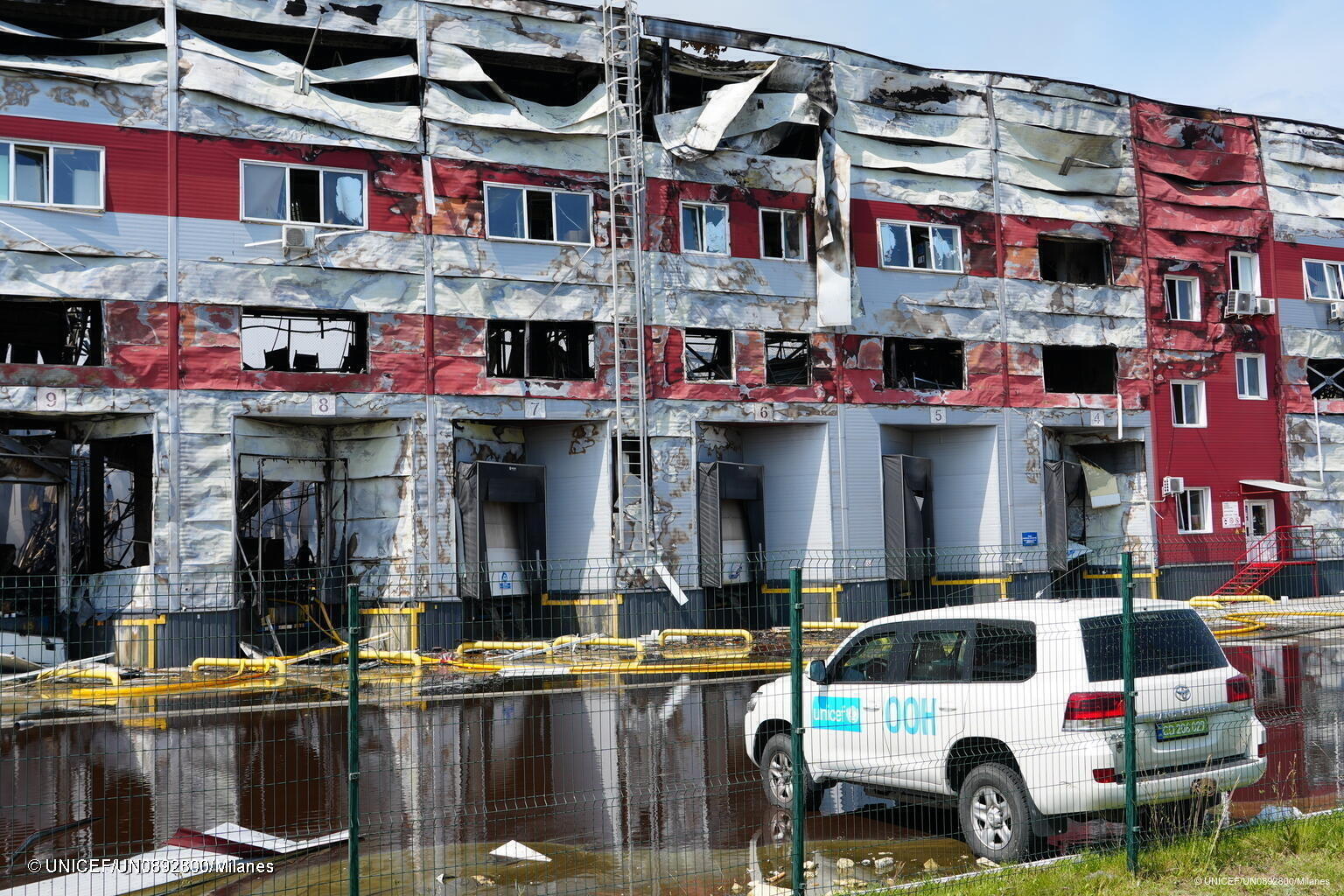 Ein UNICEF-Warenlager in der Ukraine wurde schwer beschädigt.