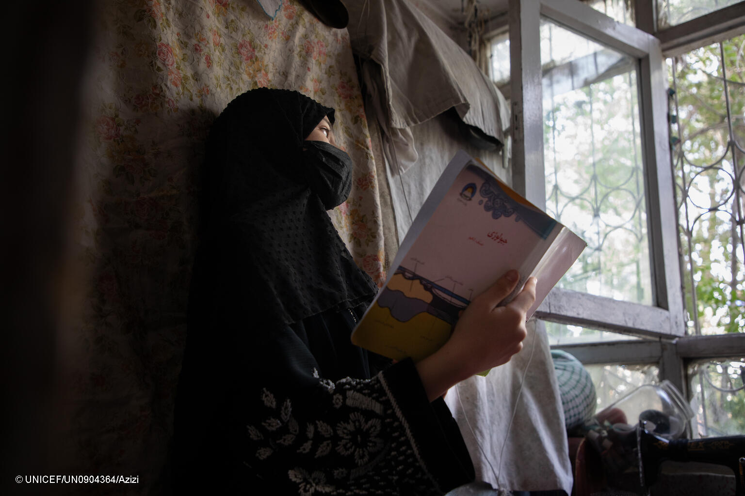 Ein Mädchen in Afghanistan liest.