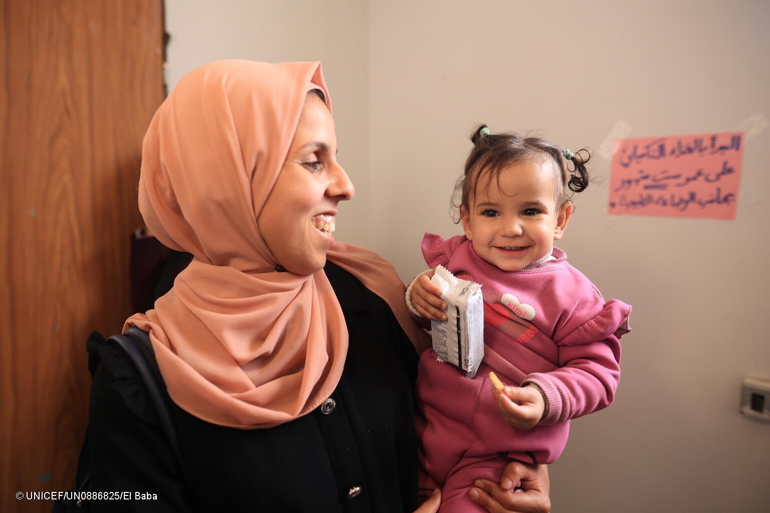 Ein Mädchen im Gazastreifen bekommt Spezialnahrung.