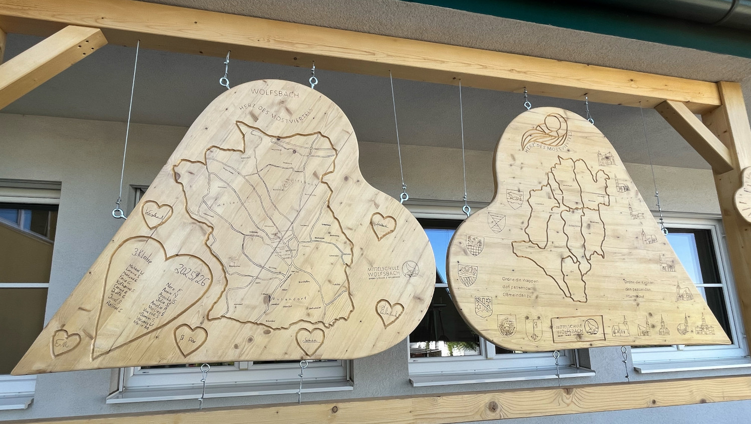 Zwei Holzherzen.