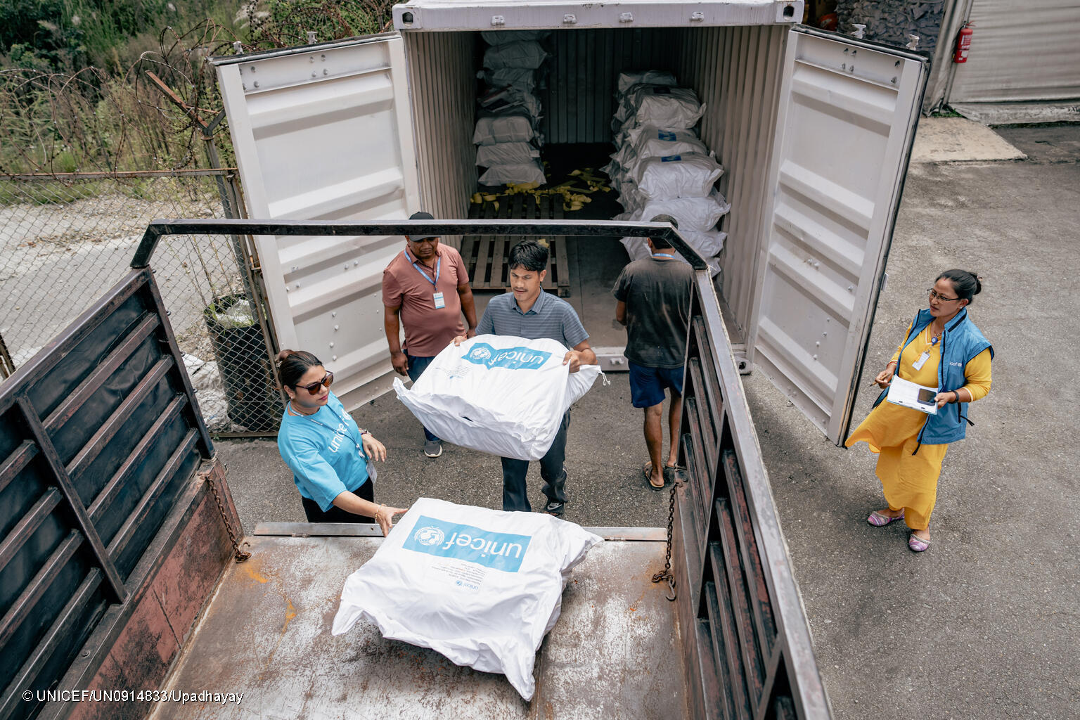 Erste Hilfsgüter werden in Nepal in die betroffenen Gebiete transportiert.