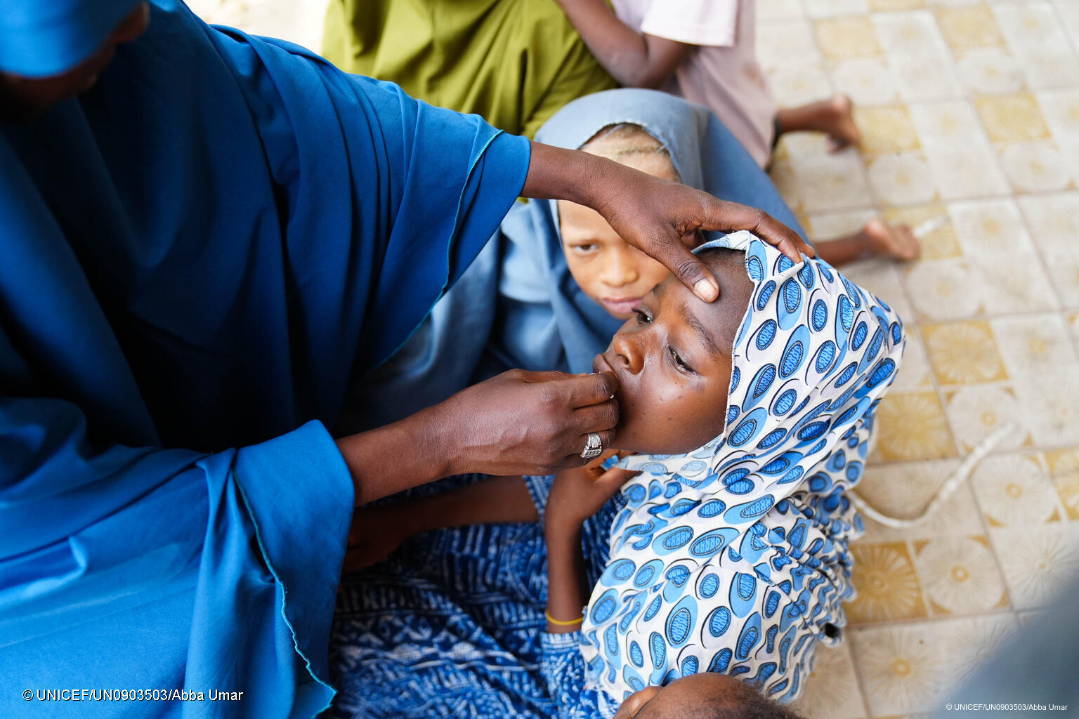 Kinder in Nigeria bekommen die orale Impfung.