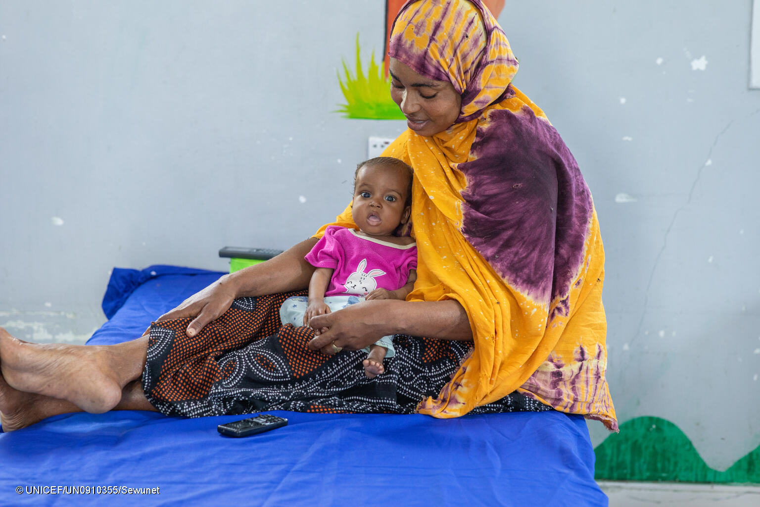 Mutter mit Baby in einem Stabilisierungszentrum in Somalia.