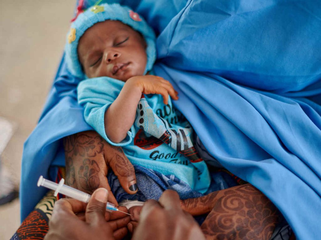 Baby in Nigeria wird geimpft.