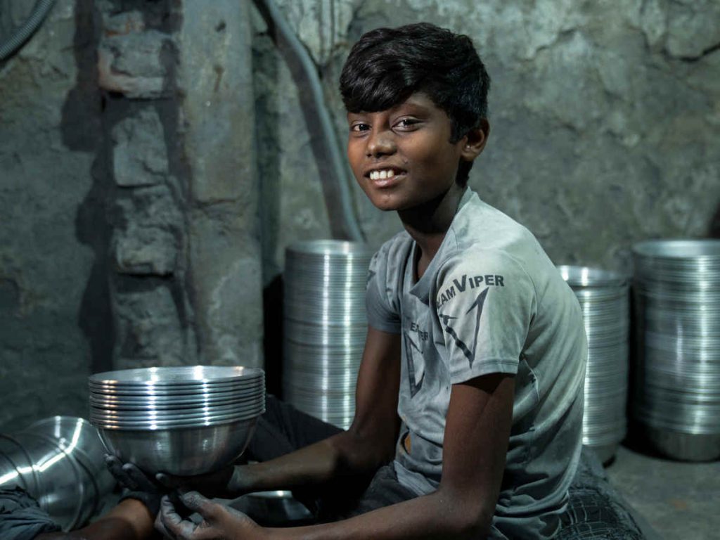 Junge arbeitet in einer Werkstatt in Bangladesch.