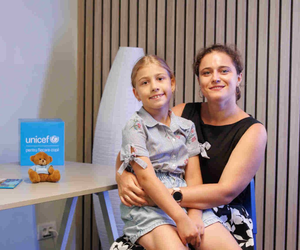 Mutter und Tochter aus der Ukraine in einem UNICF Blue Dot in Rumänien.