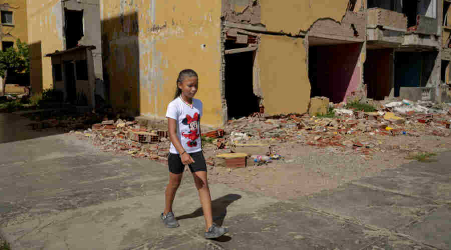 Mädchen geht durch zerstörte Gebäude nach Erdbeben in Venezuela.