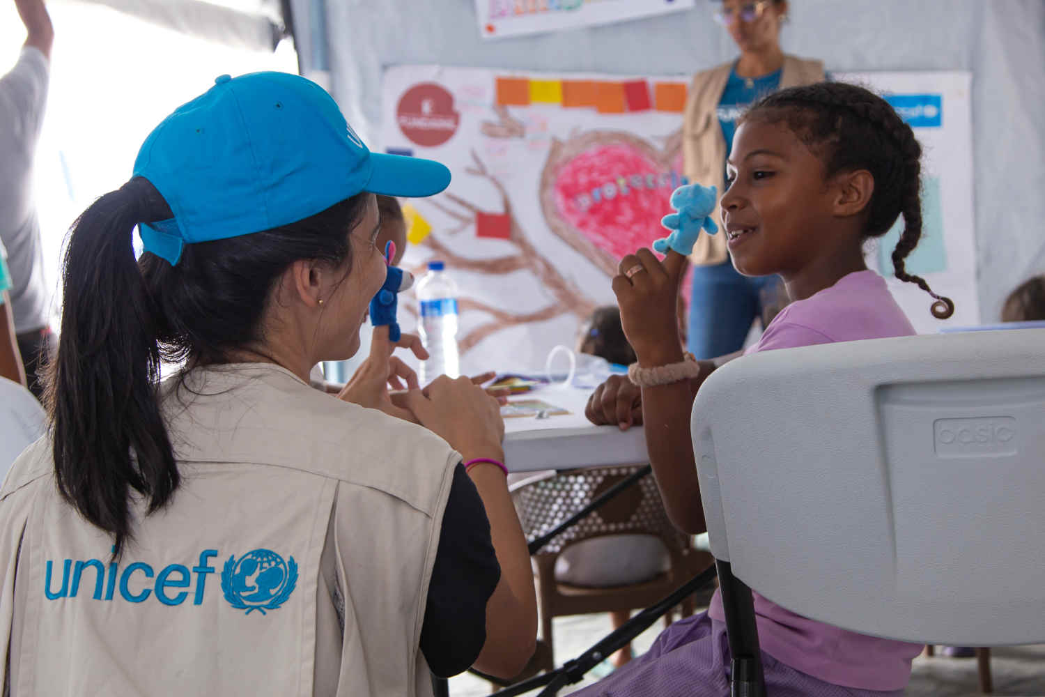 UNICEF-Mitarbeiterin spielt mit Mädchen in kinderfreundliche Zone nach dem Erdbeben in Venezuela.