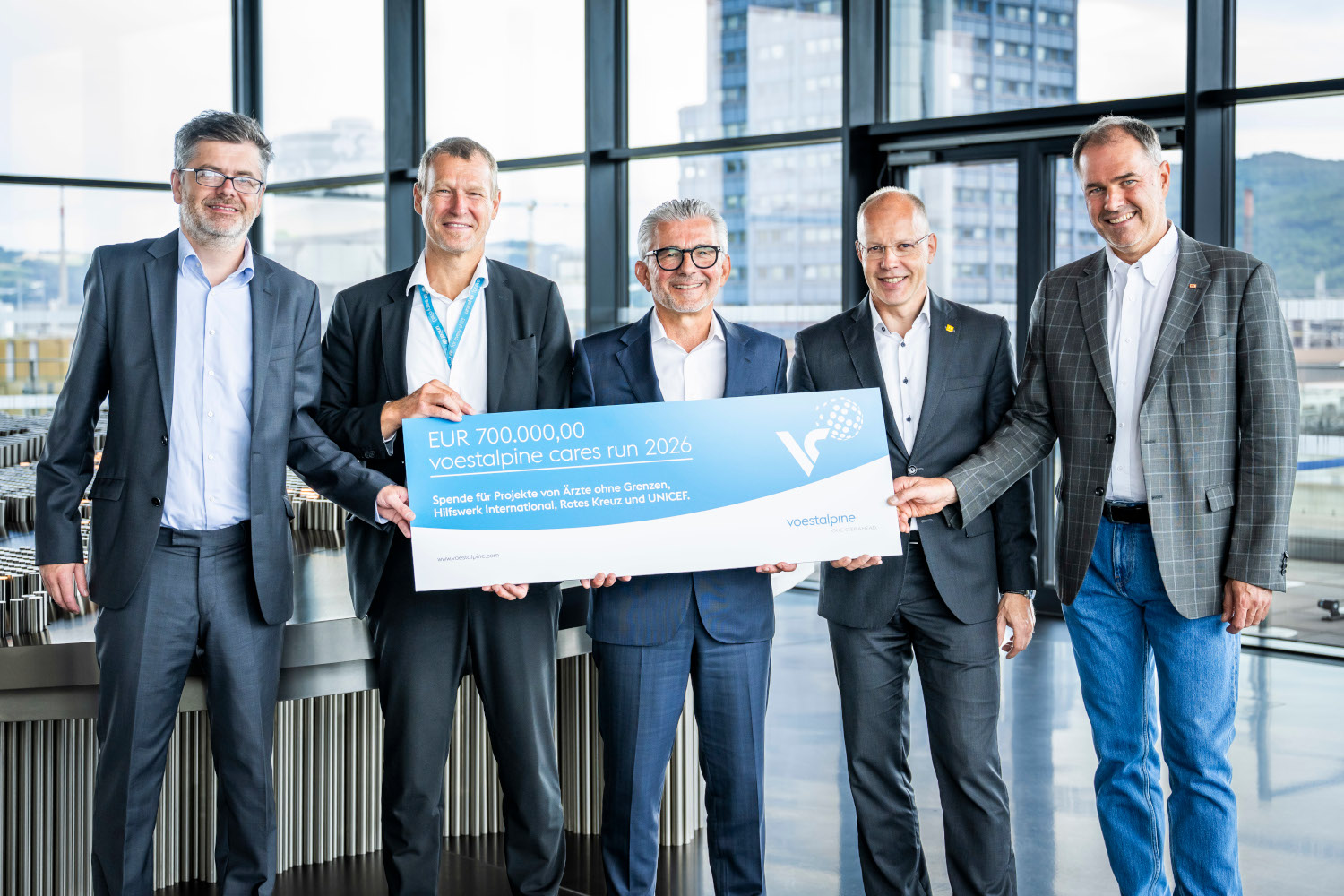 Übergabe des symbolischen Spendenschecks bei der voestalpine.