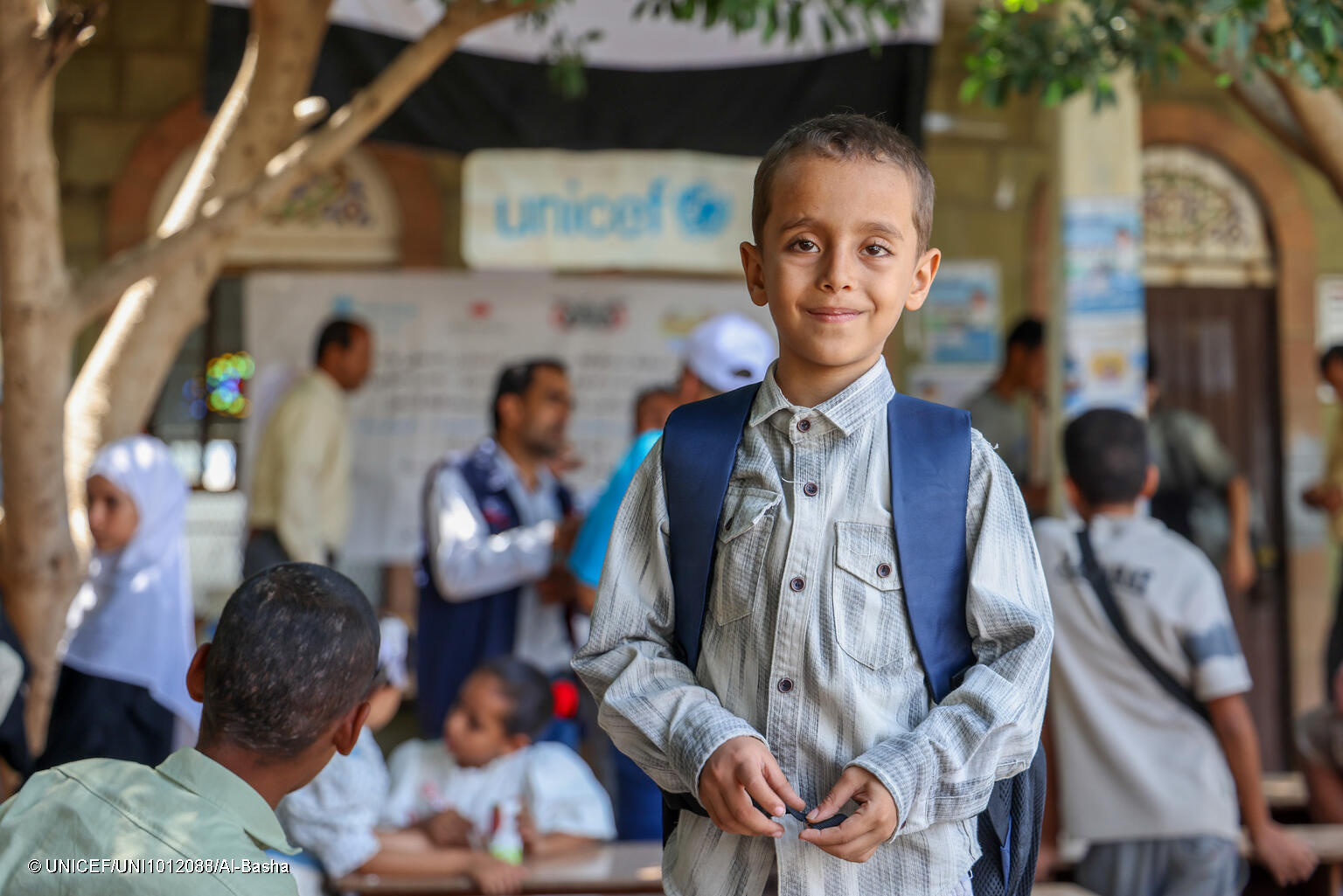 Ein Bub im Jemen besucht eine von UNICEF unterstützte Schule.