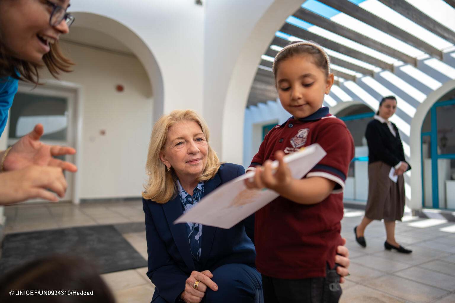UNICEF-Exekutivdirektorin Catherine Russel spricht mit einem Mädchen in einem Gemeinschaftszentrum.