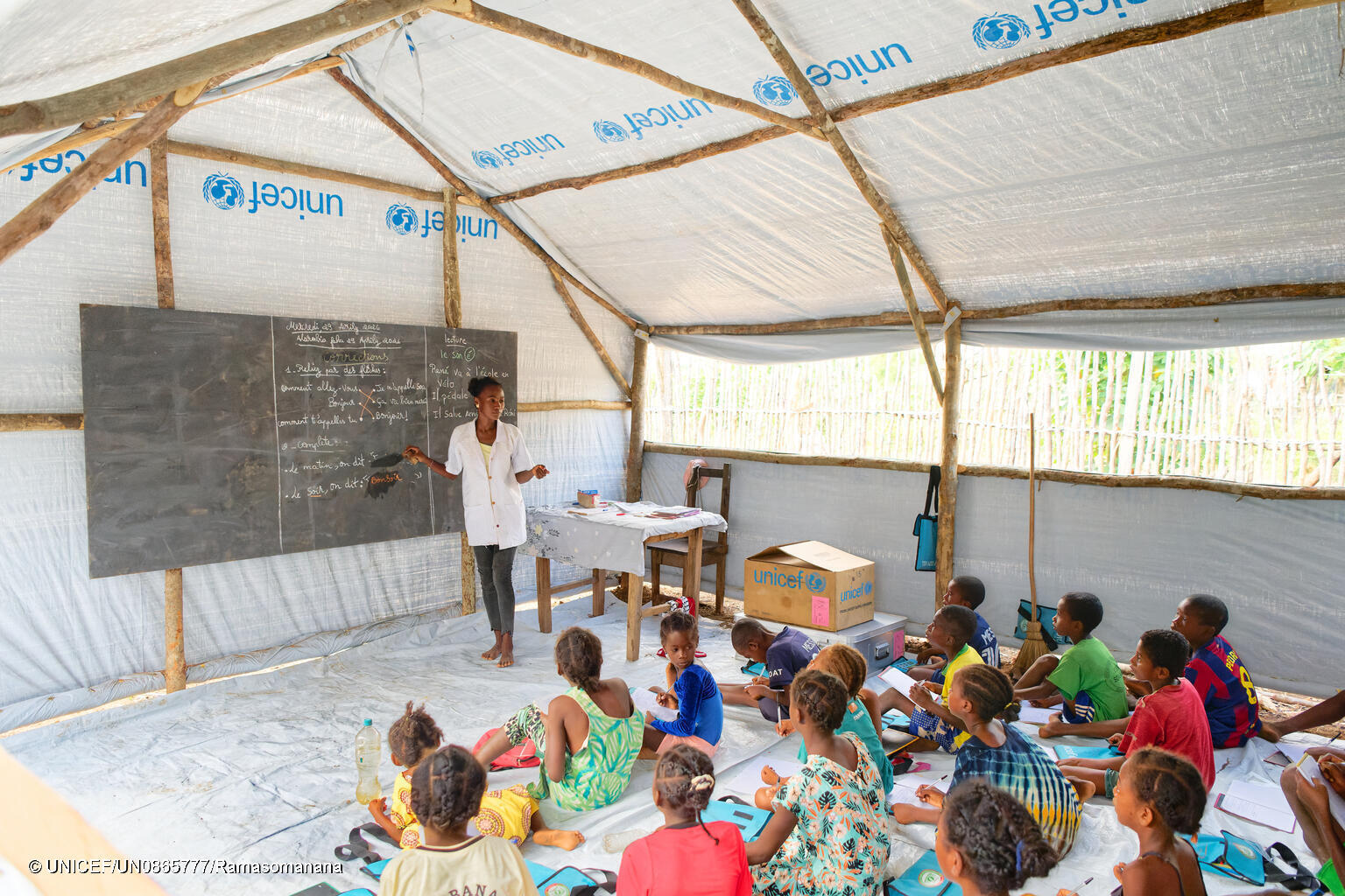 In Madagaskar müssen Kinder in ein Zelt zum Lernen ausweichen.