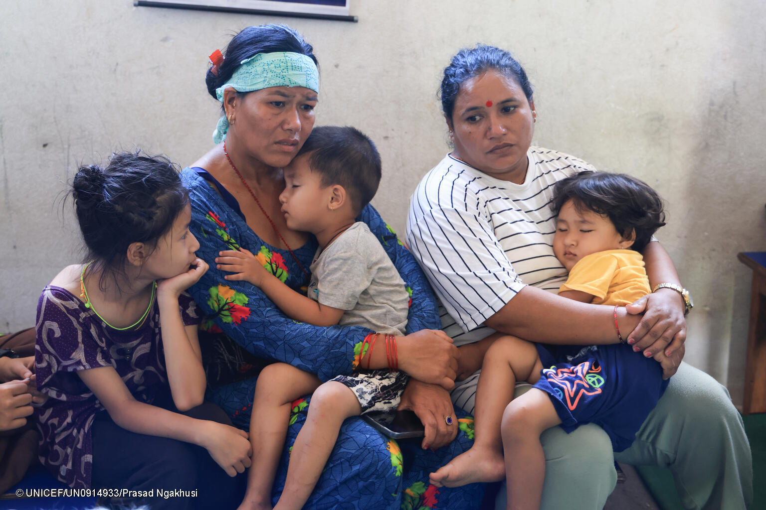 Kinder und ihre Mütter in Nepal in einer Notunterkunft.