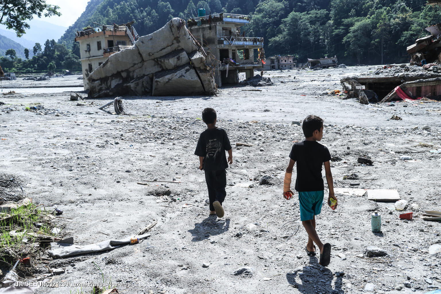 Kinder in Nepal im Überschwemmungsgebiet.