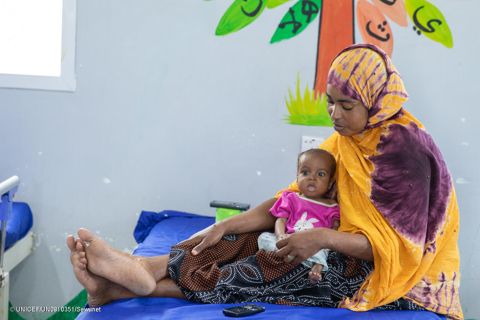 Somalia: Eine Mutter ist mit ihrem Baby in einem Stabilisierungszentrum für mangelernährte Kinder in Mogadischu.