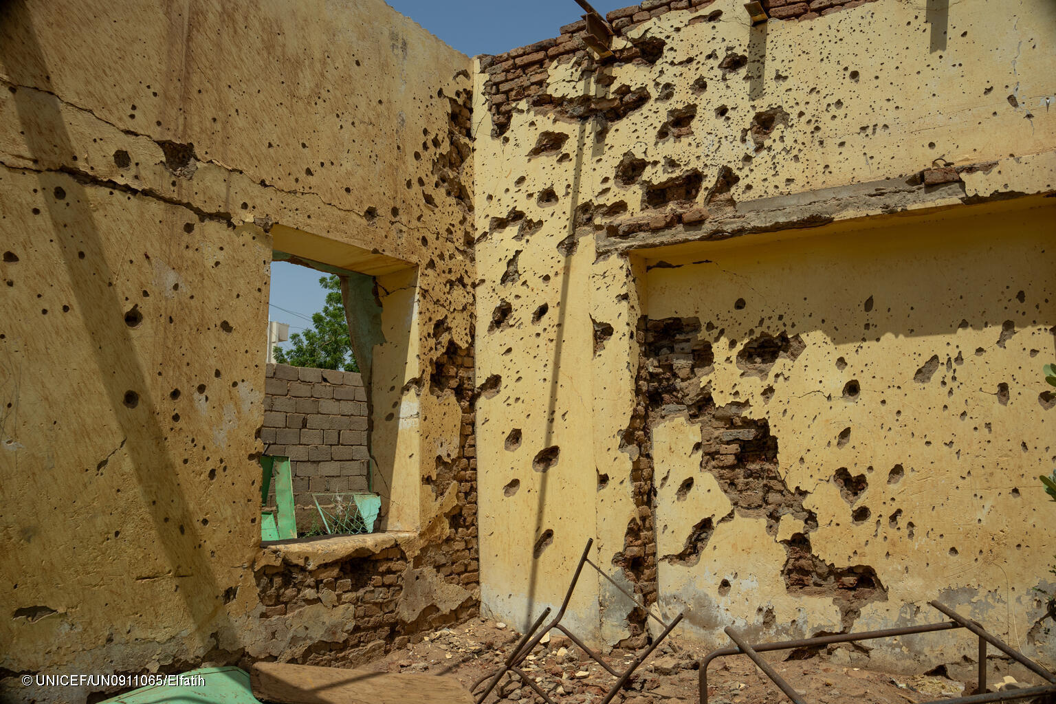 Ein zerstörtes Klassenzimmer in Khartoum (Sudan).