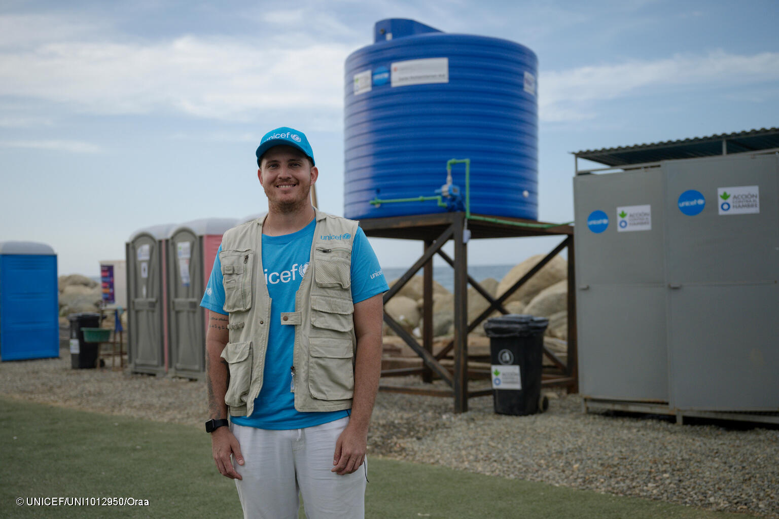Ein UNICEF-Mitarbeiter in Venezuela vor einem Wassertank.