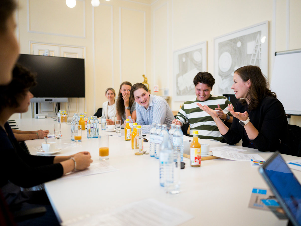 Mitglieder des UNICEF Österreich Jugendbeirats bei politischem Austausch zu digitalem Kinderschutz mit Bundesministerin Bauer.