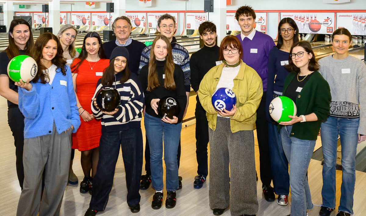 Der UNICEF Österreich Jugendbeirat bei einem Austausch mit Expert:innen zu digitalem Kinderschutz im Bowlingcenter.