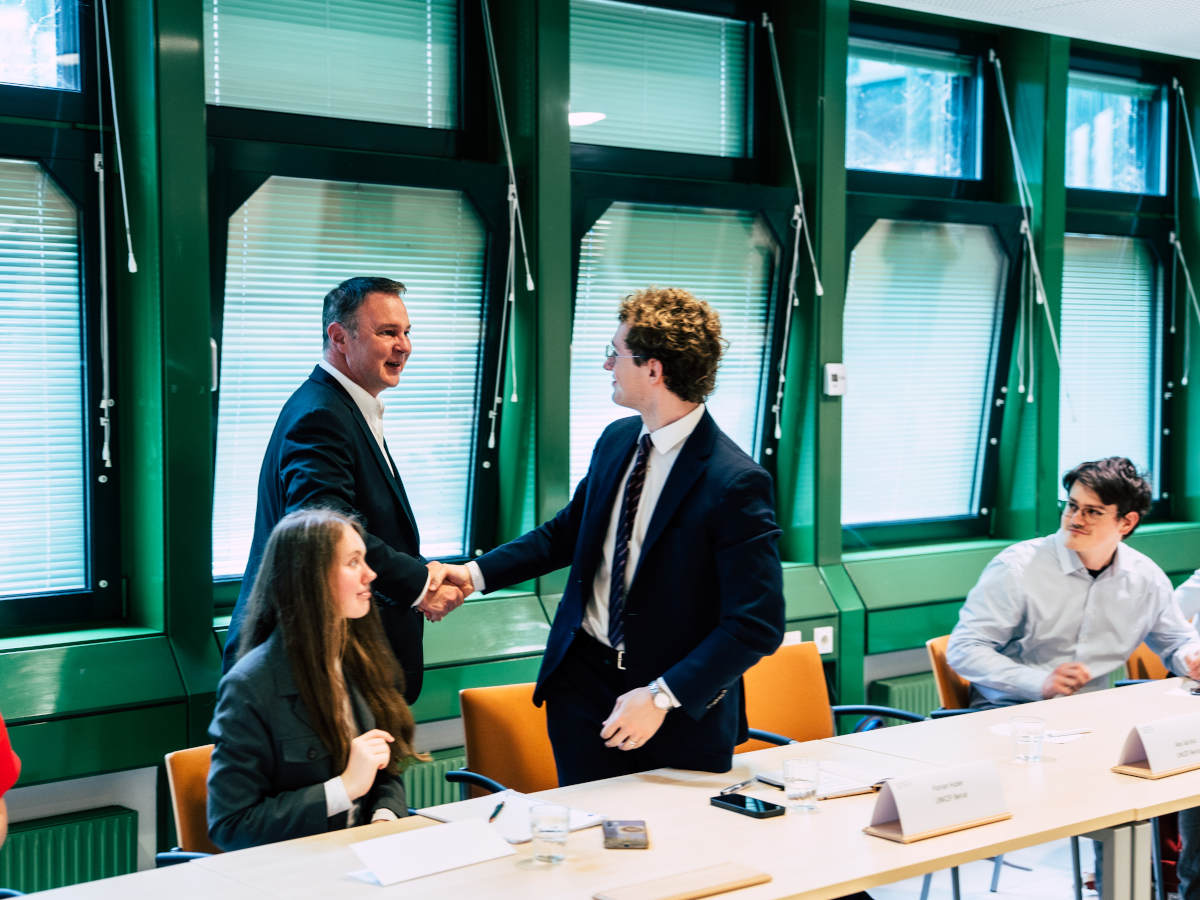 Mitglieder des UNICEF Österreich Jugendbeirats bei Roundtable mit Vizekanzler Babler.