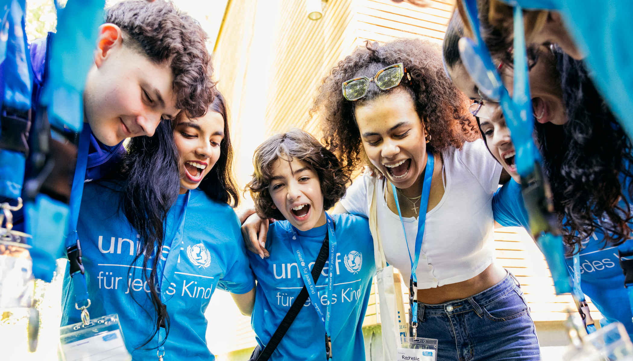 Kinder und Jugendliche mit UNICEF Tshirt stehen im Kreis.