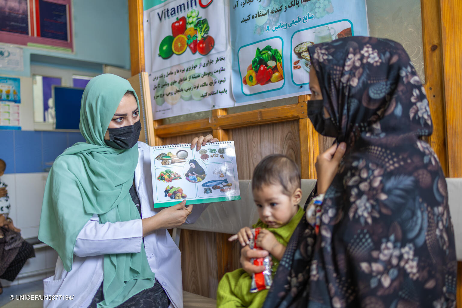 Eine Mutter mit Kind bei der Behandlung in Afghanistan.