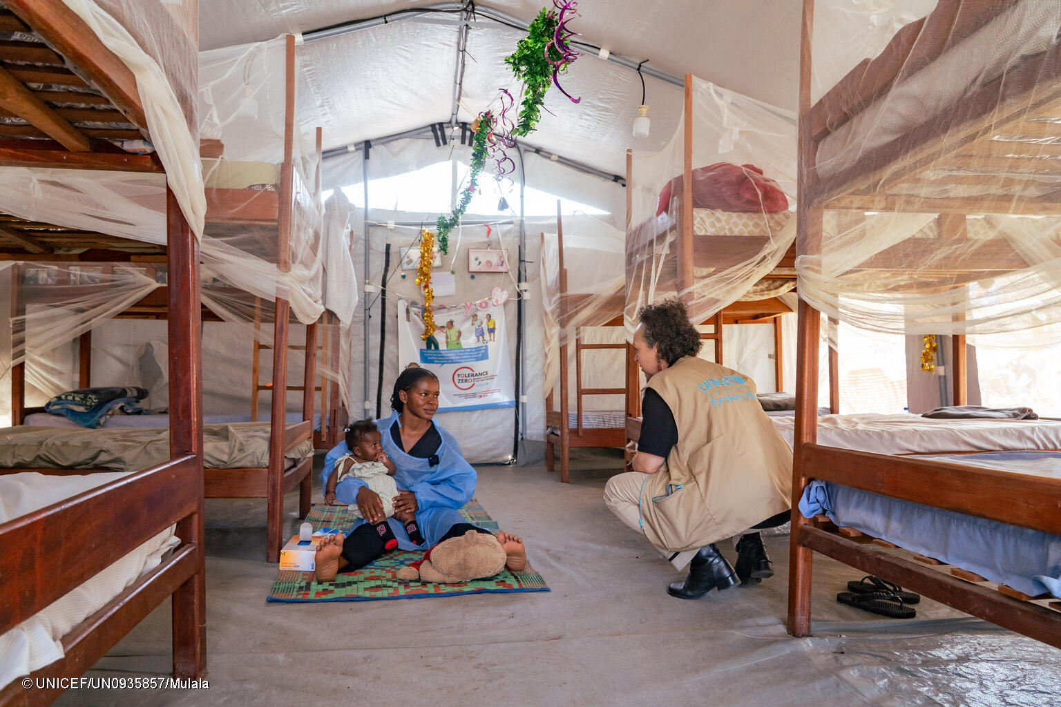 Eine UNICEF-Mitarbeiterin spricht mit einer Betreuerin in der DR Kongo.