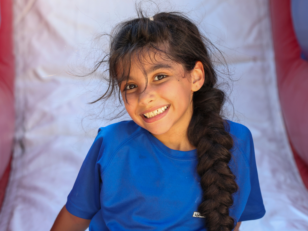 Mädchen lächelt in Gaza.